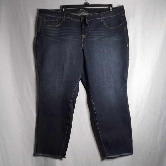 Torrid Premium Boyfriend Crop Frayed Hem Women's Dark Wash Jeans Size 26 NWT - Picture 3 of 11